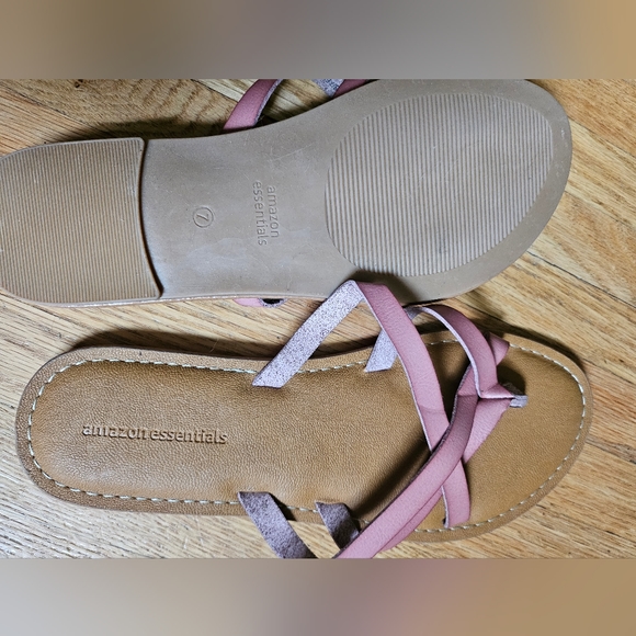 Amazon Essentials, size 7 sandal - Picture 2 of 2